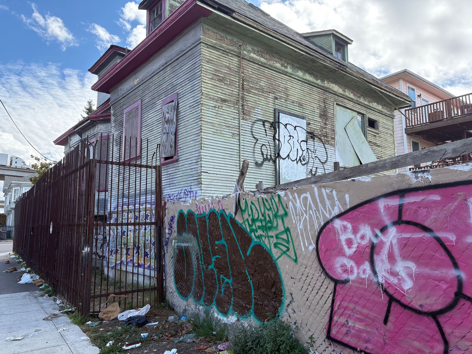 Blighted property owners now face $10K daily fines in Oakland — The Oaklandside, Burlingame Real Estate news